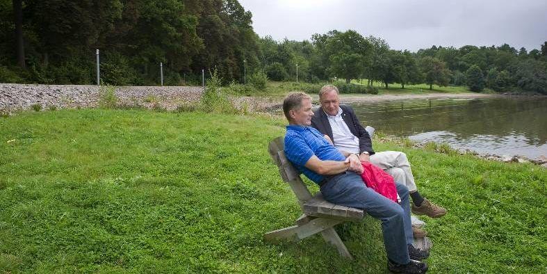 Claes Nabrink och Erland Holmdahl sitter på Nabrinken. Claes Nabrink har givit namn åt platsen. "Jag är tacksam för att få en plats uppkallad efter mig medan jag lever", säger han.