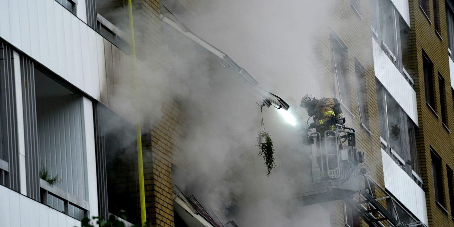 Räddningstjänsten plockade ned boende från huset med hjälp av stegbil, efter den kraftiga rökutvecklingen vid tisdagens explosion på Övre Husargatan.