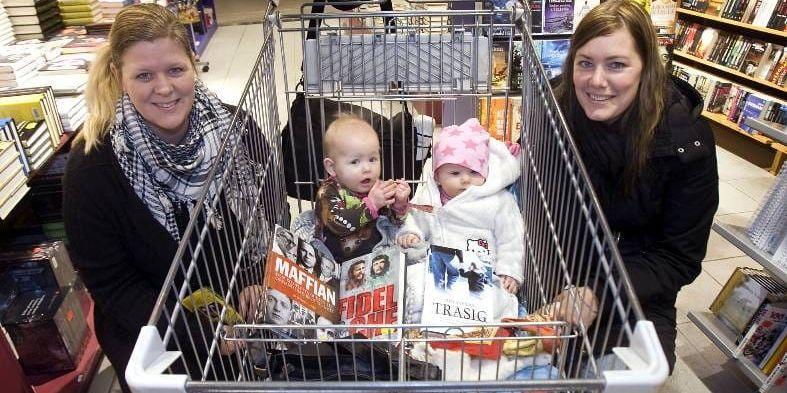 Lina Ohlsson och Sofia Olsson, med döttrarna Ella och Alicia, båda 7 månader, var tidigt på plats i bokhandeln på Torp. – Jag har med mig en lång lista med böcker jag vill ha. De som ligger i vagnen redan, några barnböcker, pyssel- och trädgårdsböcker, stick- och faktaböcker. Jag är en bokmal utöver det vanliga, säger Lina Olsson.  – Ja, du ska ha allt, skrattar Lina som främst planerat att köpa barnböcker.