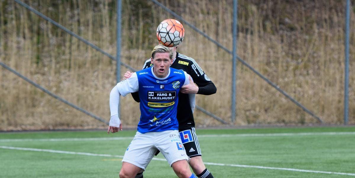 Offensiv kraft. Victor Edvardsen i en av många dueller mot Carlstad United.