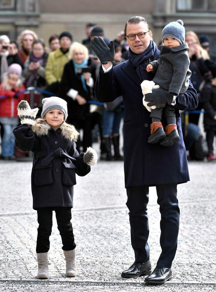 Prinsessan Estelle och prins Oscar firar mamma Victorias namndag tillsammans med pappa Daniel. Bild: Caludio Bresciani
