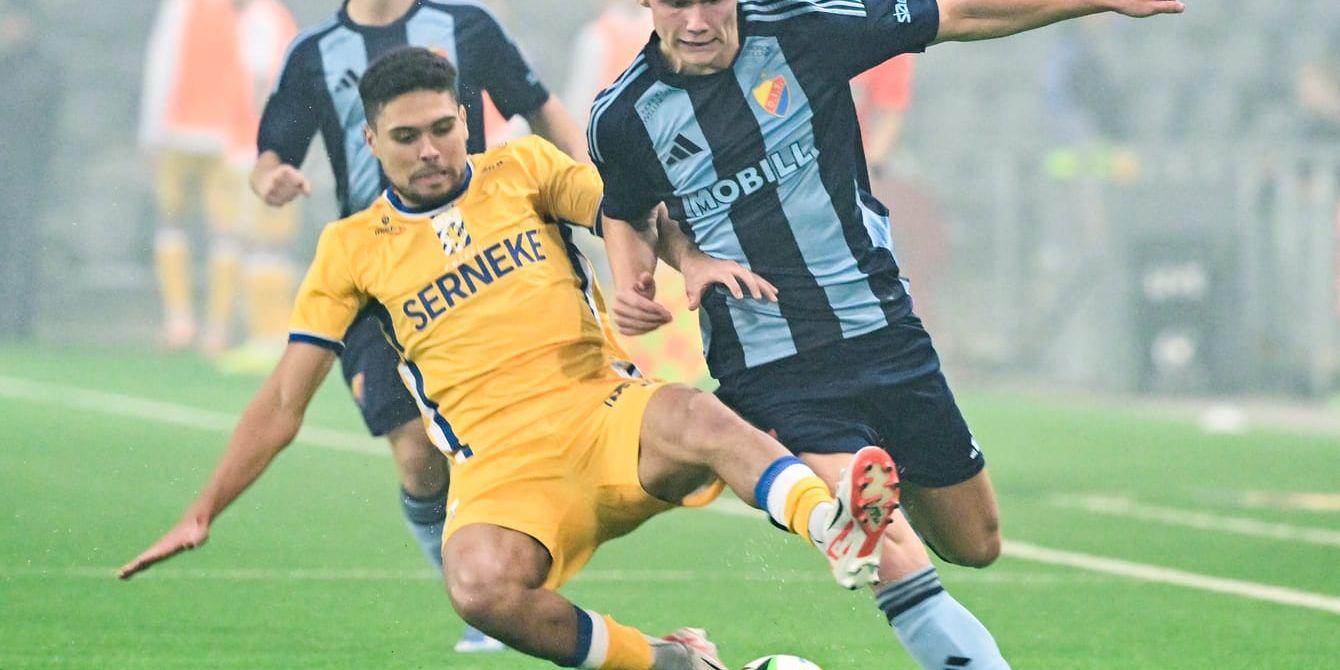 Djurgårdens målskytt Tobias Gulliksen i kamp med IFK Göteborgs Thomas Santos.