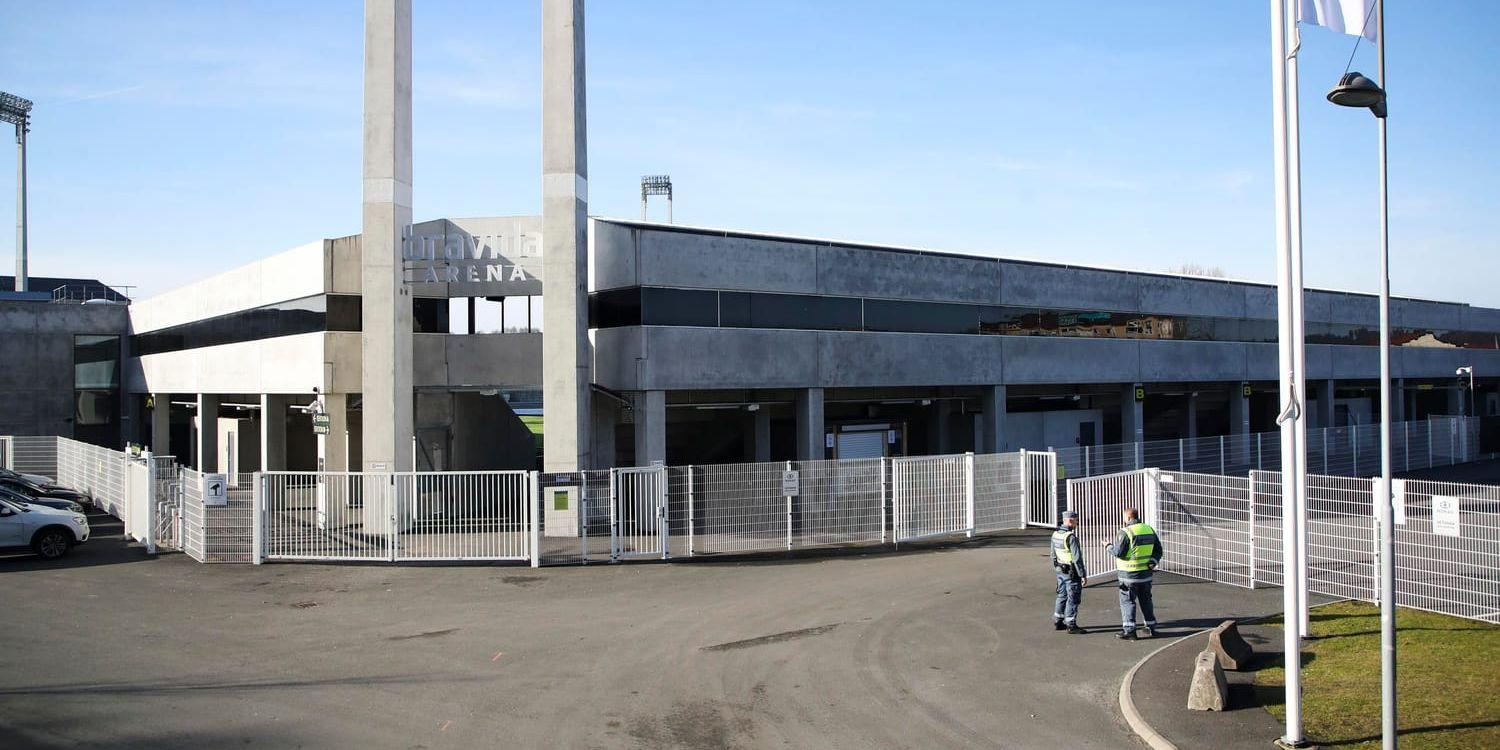 Matchen mellan IFK Göteborg och Gais, på Häckens hemmaarena på Hisingen, i måndags avbröts efter det att en stor mängd pyroteknik sköts in mot planen i andra halvlek.