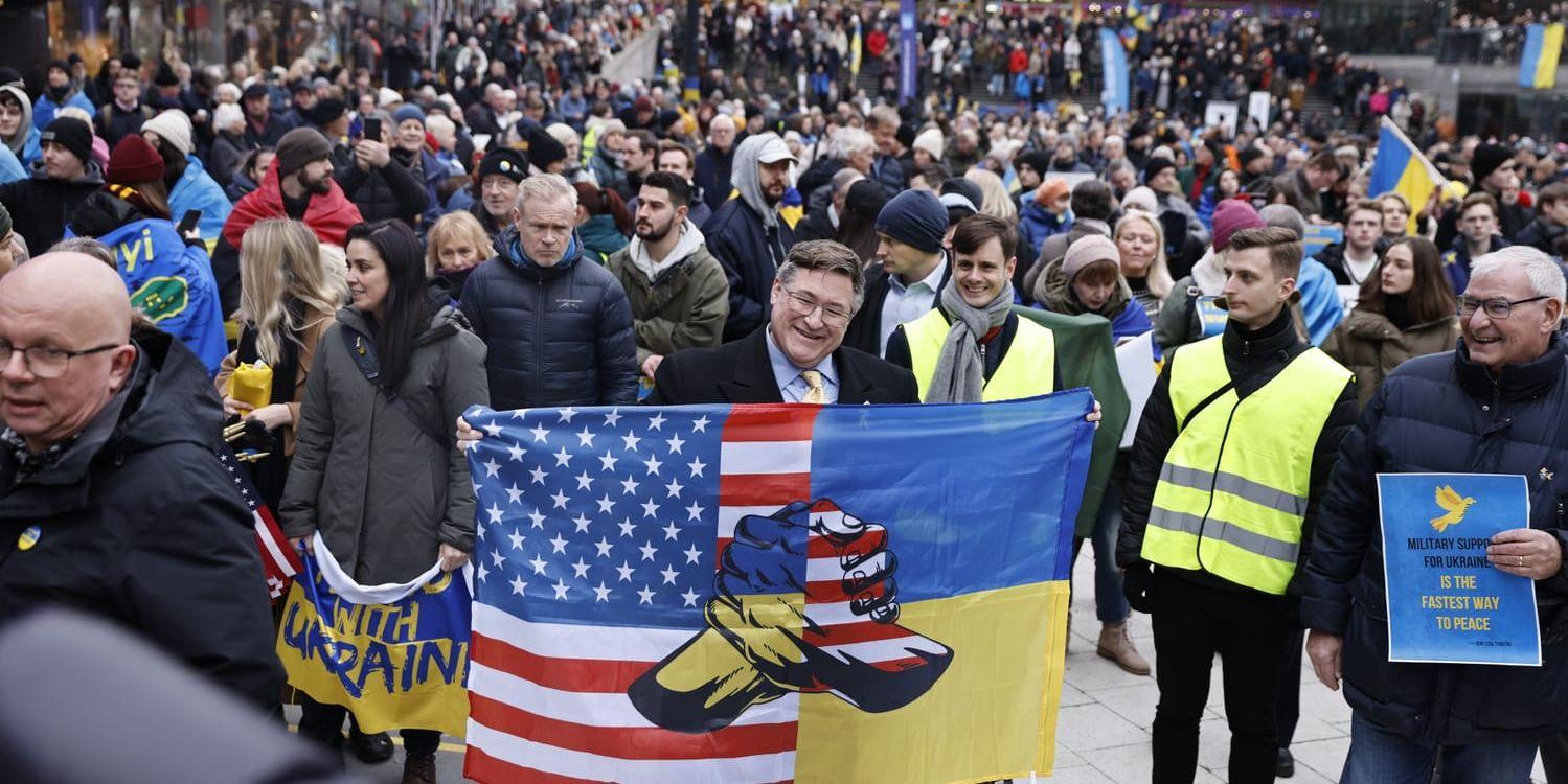 Erik Ramanathan, USA:s ambassadör i Sverige, under manifestationen på Sergels torg.