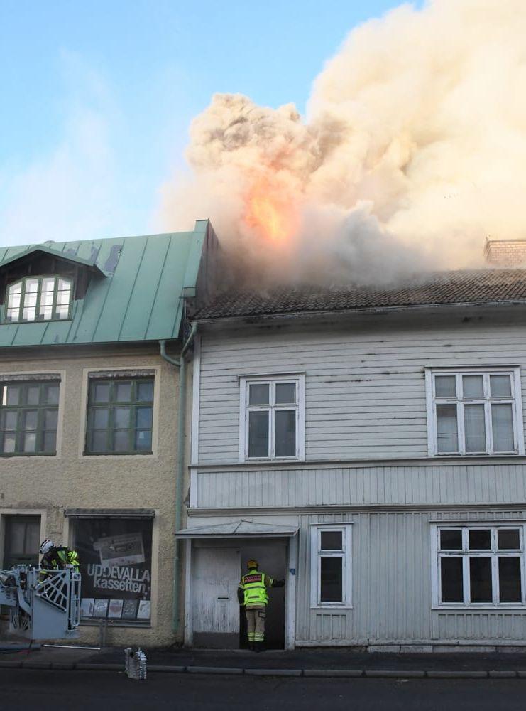 Den kraftiga branden gjorde att brandrök spred sig över stora delar av centrala Uddevalla. Det fick räddningstjänsten att gå ut med ett VMA, Viktigt meddelande till allmänheten.