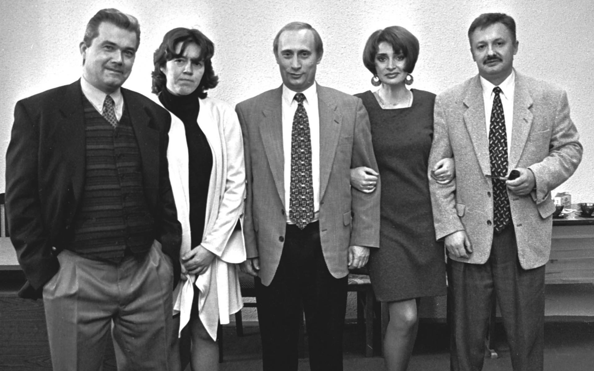 Vladimir Putin på fest i St.Petersburg i februari 1997. Här med vänner och anställda till Rysslands dåvarande  president Boris Yeltsin, som när han senare avgick utsåg Putin till hans efterträdare.
