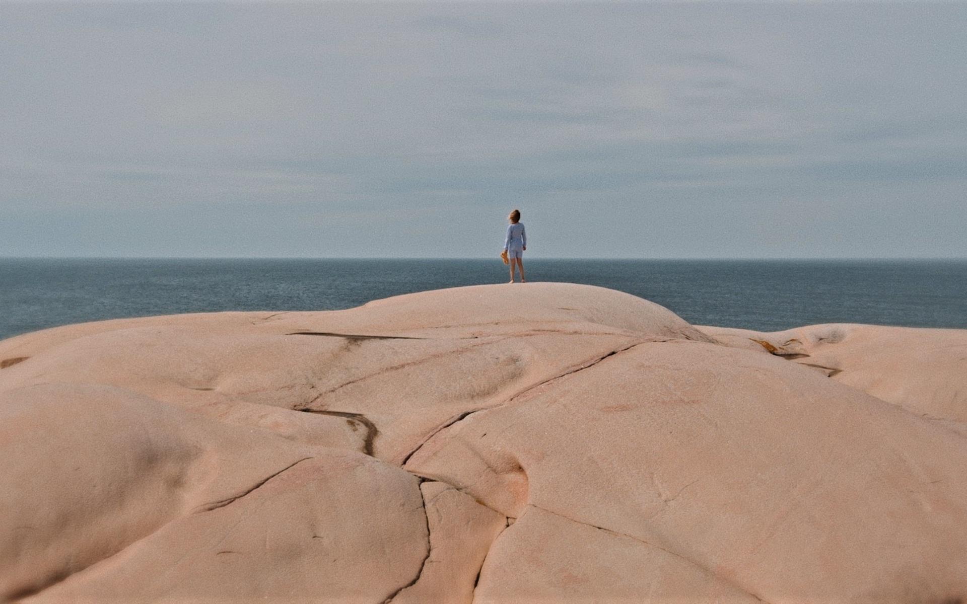Flickan på bilden, med blicken vänd mot horisonten, heter Thea Ödman Larsson