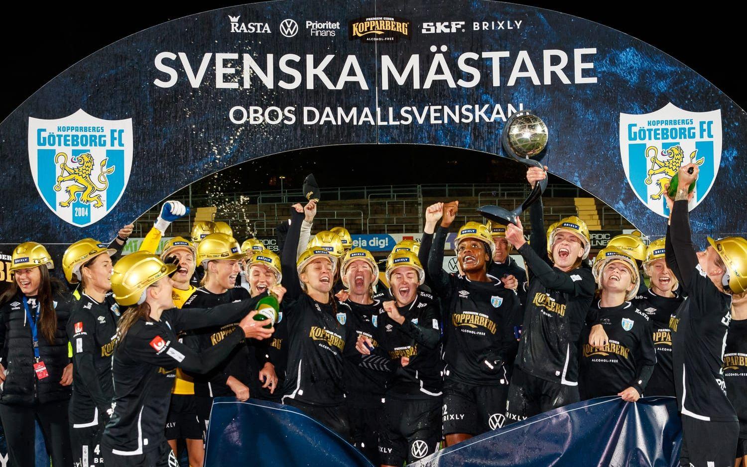 Göteborg FC lyfter Kronprinsessan Victorias pokal. 