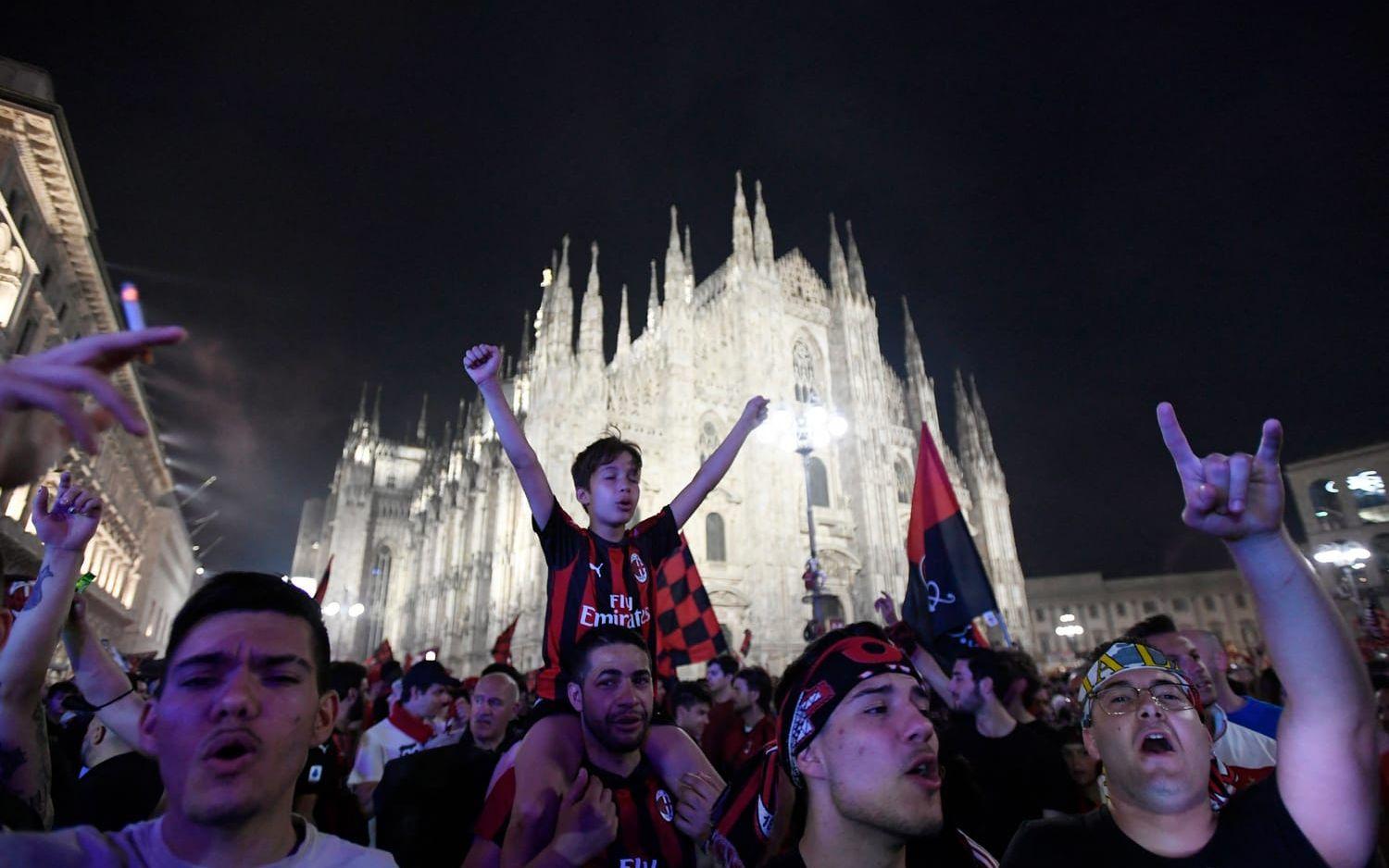 Fansen samlades utanför Milans högkvarter under natten. 
