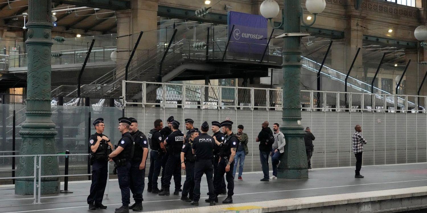 Polis patrullerar på tågstationen Gare de Nord.