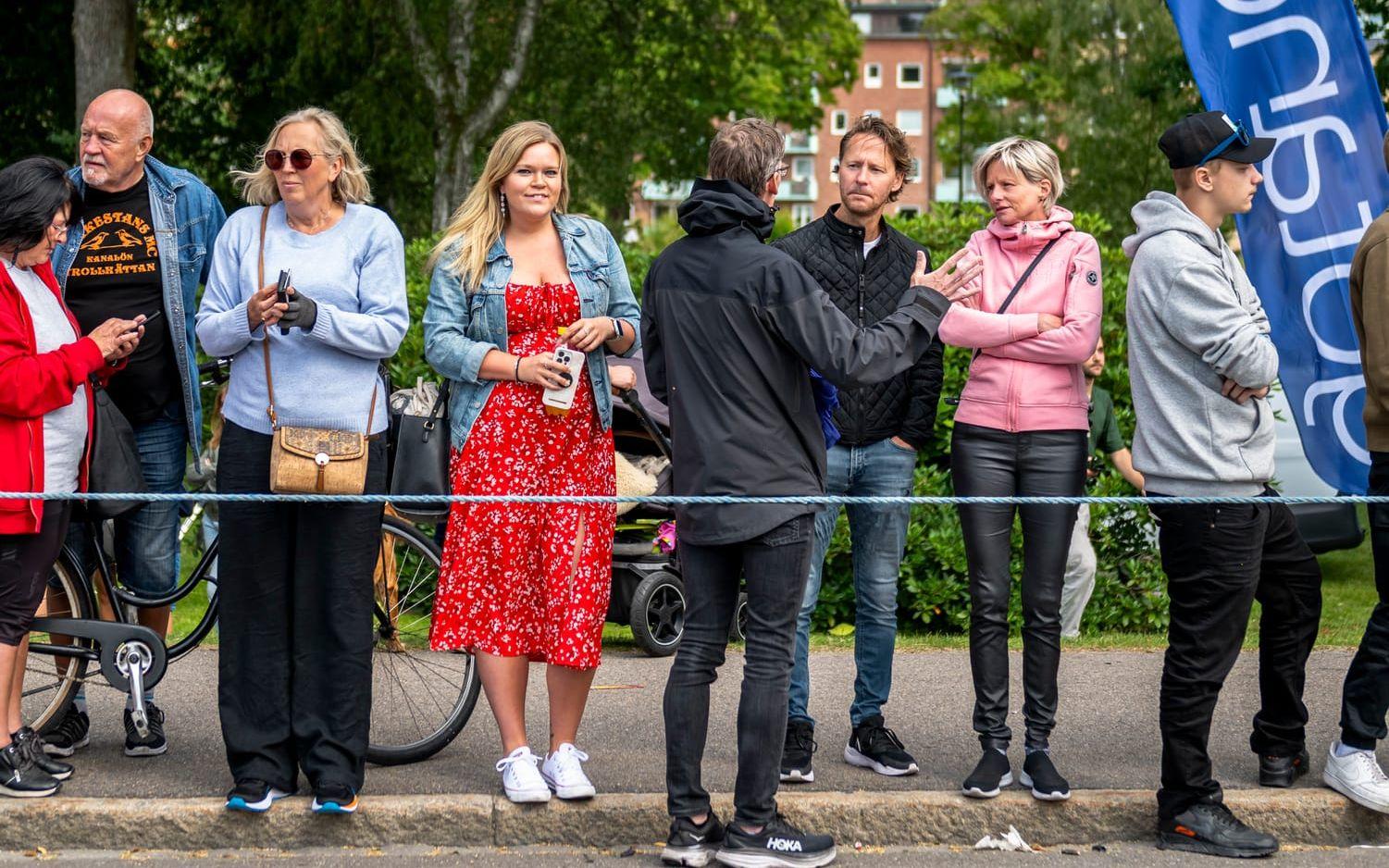 Kajsa Skeppstedt (fyra från vänster) hade kommit för att stötta sin kompis.