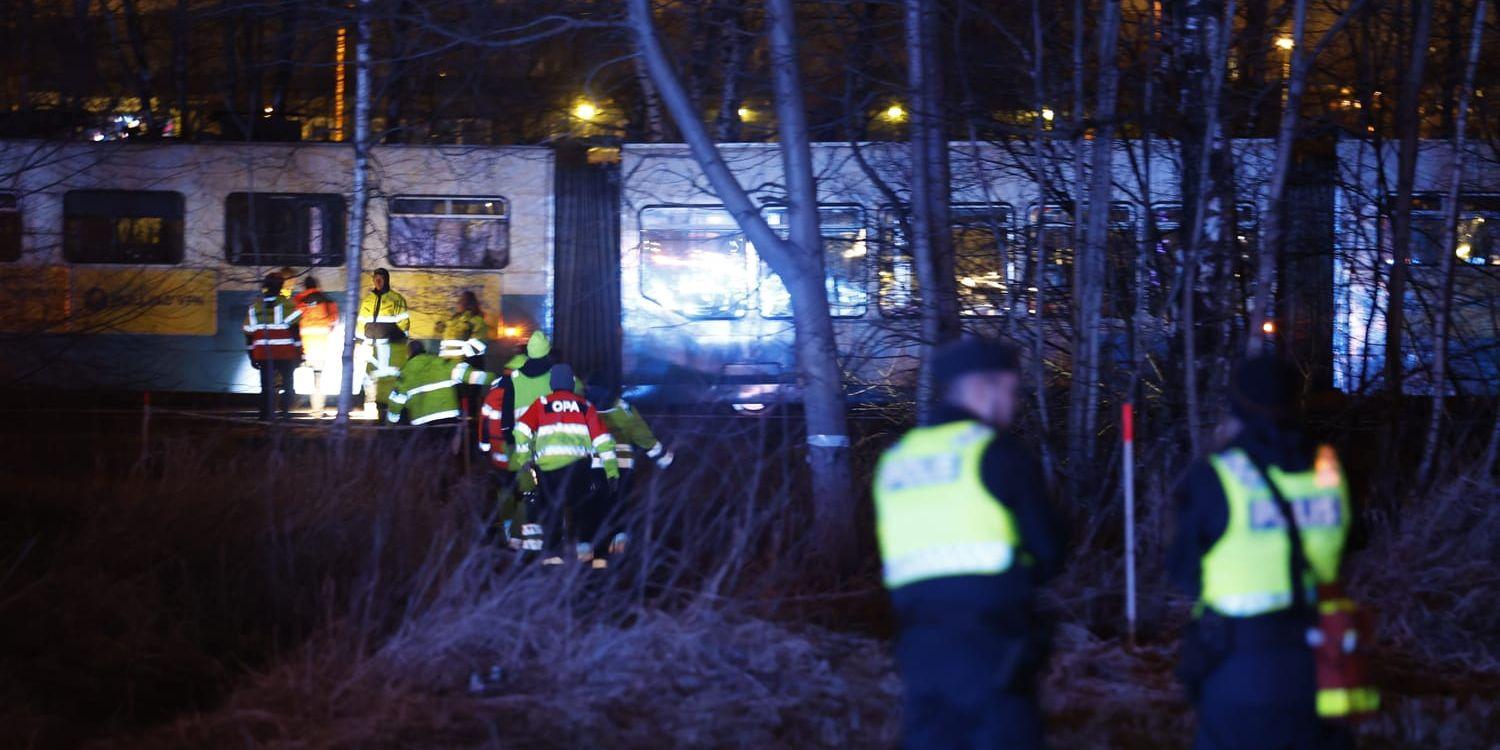 De två spårvagnarna som skadades i krocken har nu börjat bogseras bort. Bild från måndagen.