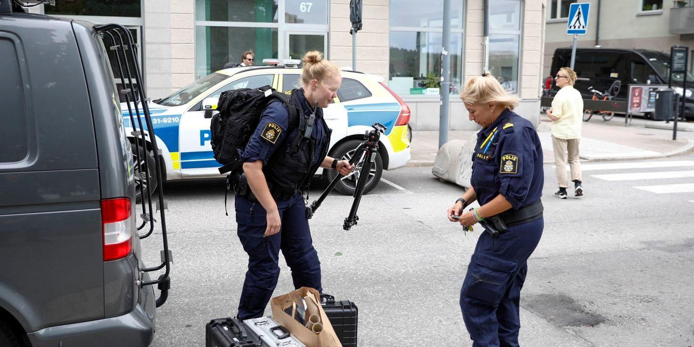 Polisens tekniker på plats efter ett inbrottslarm på Kungsholmen i centrala Stockholm den 13 juli.