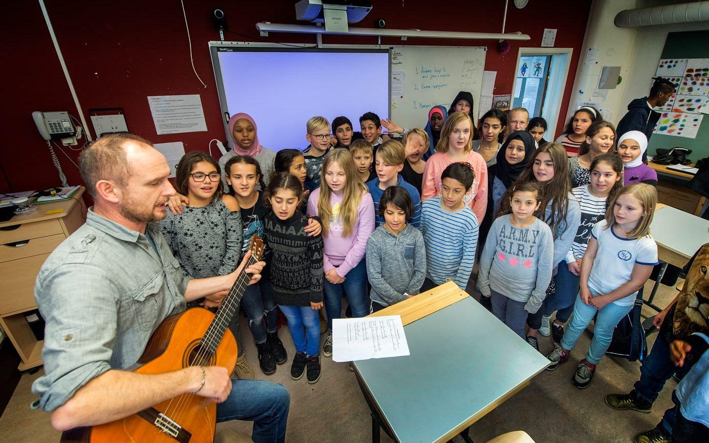 Sångfåglar. Klass 5 på Äsperödsskolan sjunger den nyskrivna skolsången tillsammans med klassläraren Rickard Nilsson.
