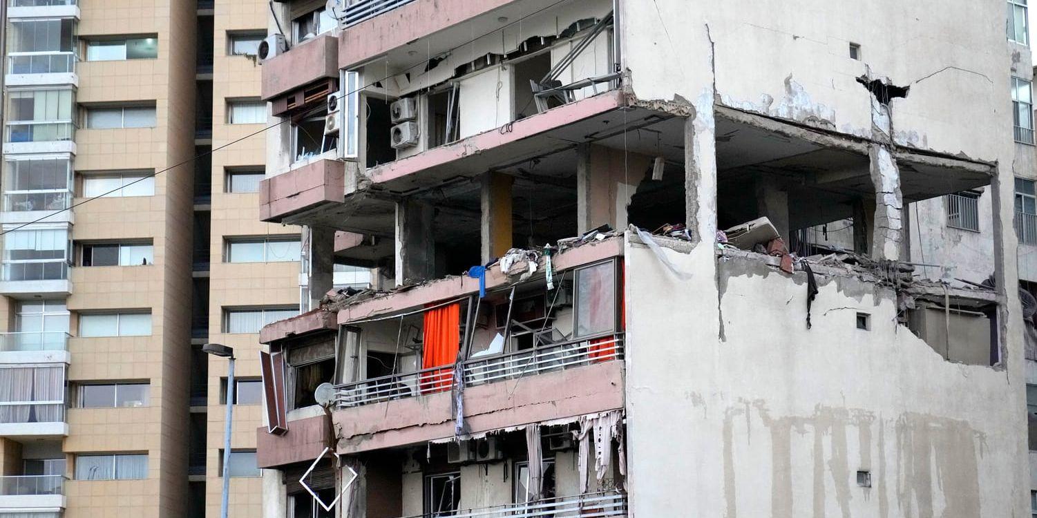 Ett våningsplan slogs ut i ett israeliskt anfall mot en byggnad i centrala Beirut. Ett par ledare från en palestinsk vänstergrupp uppges ha blivit dödade.