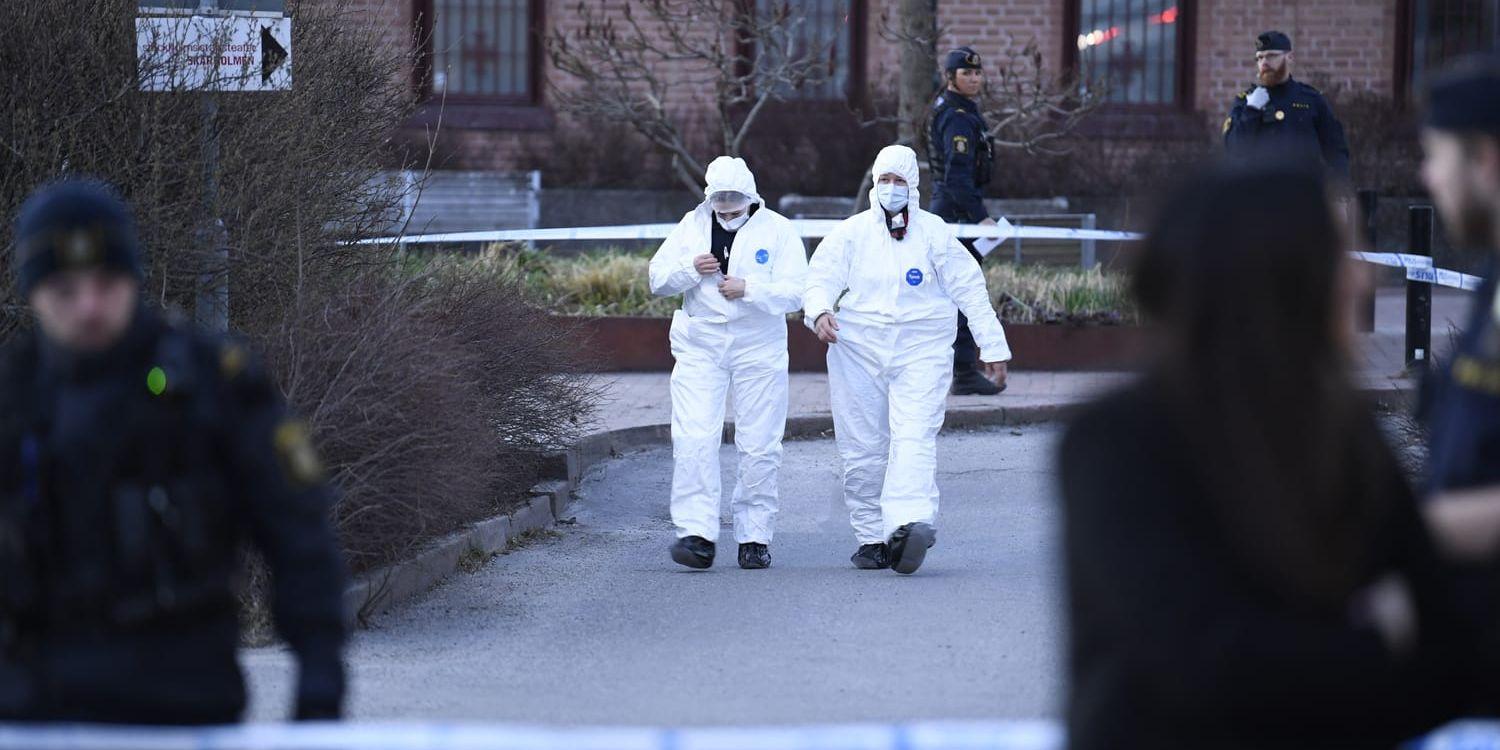 Polisens tekniker arbetade på platsen efter det att en man sköts till döds i Skärholmen i södra Stockholm på onsdagskvällen. Arkivbild.